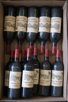 bouteilles de vin rouge dans un carton sur une table