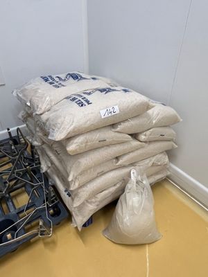 un tas de sable posé par terre à côté d'un poêle