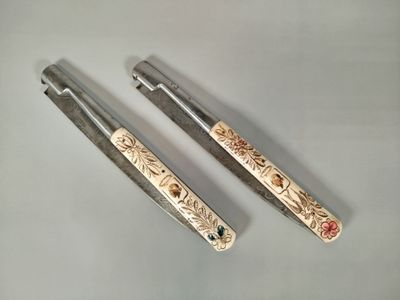deux stylos posés l'un à côté de l'autre sur une table