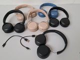plusieurs casques empilés les uns sur les autres sur une table