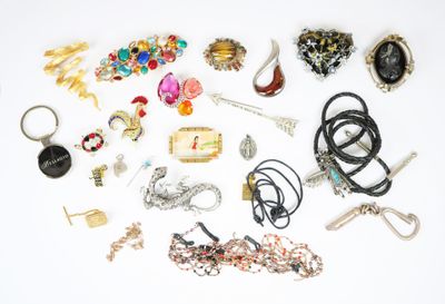 plusieurs types de bijoux différents sur une surface blanche