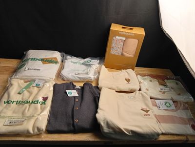 beaucoup de vêtements posés sur une table dans une pièce