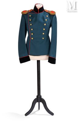 un uniforme bleu posé sur un présentoir à mannequin, sur fond blanc