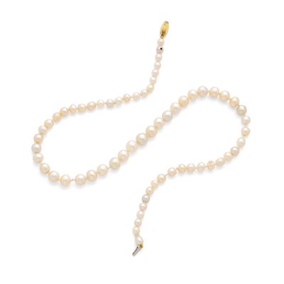 un collier de perles de culture et de diamants