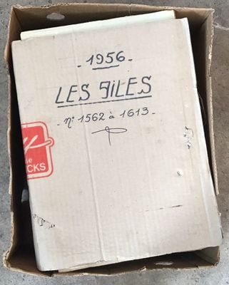 cardboard box on the ground with a sign on it that says les files