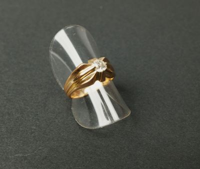 Bague ancienne en or jaune 750 sertie d'un diamant naturel t…
