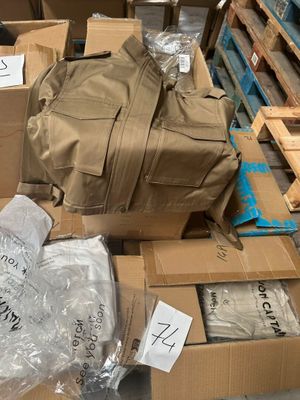 beaucoup de cartons et de sacs qui traînent par terre