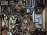 une boîte remplie d'objets assortis qui s'y trouvent