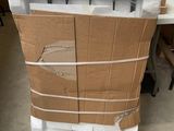 une boîte en carton posée sur une table