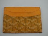un étui à cartes orange orné d'un motif tissé