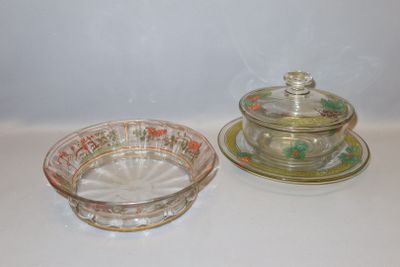 deux plats en verre avec leurs couvercles, posés sur une table blanche