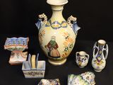 de nombreuses œuvres d'art posées sur la table
