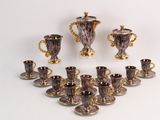 beaucoup de tasses et de soucoupes sur la table