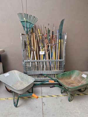 un chariot rempli d'outils de jardinage et une brouette