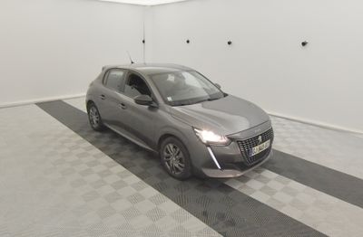 la photo d'une voiture garée dans un garage