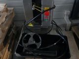 une machine posée sur une palette dans un garage