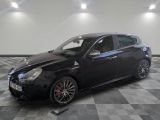 la photo d'une voiture noire garée sur un sol en damier