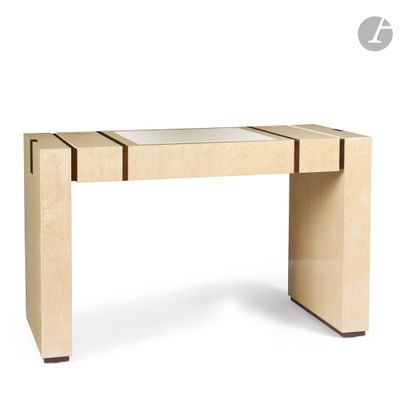 un gros plan d'une table sur laquelle est posé un miroir