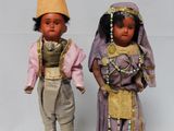 figurines représentant un couple de poupées africaines debout l'une à côté de l'autre