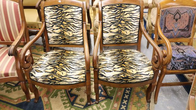 Paire de fauteuils Louis Philippe accotoirs à crosse garni de tis...
