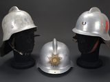 trois casques empilés les uns sur les autres