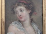 portrait d'une jeune femme en robe blanche, avec un bandeau rouge