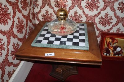 une petite table sur laquelle est posé un bol en verre