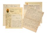 une pile de vieilles lettres et de vieux papiers empilés les uns sur les autres