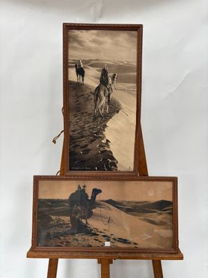 une vieille photo d'un homme à dos de chameau sur une plage, à côté d'une photo d'un homme à dos de chameau sur une plage