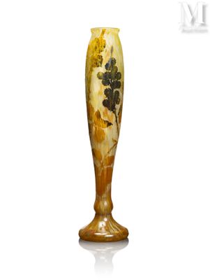 un vase orné de fleurs sur fond blanc