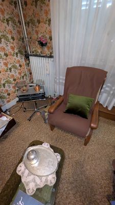 un salon avec un fauteuil et une table