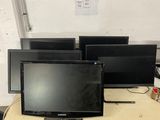 trois ordinateurs portables posés sur une table dans une pièce
