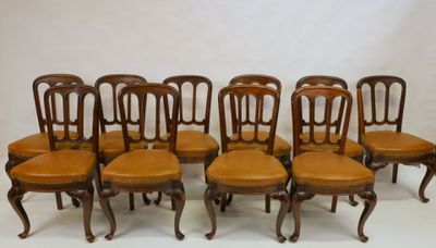 un ensemble de six chaises de salle à manger anciennes avec des assises en cuir