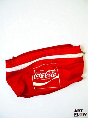une pochette rouge sur laquelle figure le logo Coca-Cola