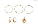 trois paires de boucles d'oreilles créoles en or et une breloque en forme de cœur