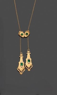 une paire de boucles d'oreilles en émeraude et or et un collier