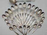 many spoons and spoon spoons laid out on a table
