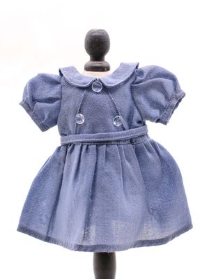une robe bleue posée sur un mannequin, sur fond blanc