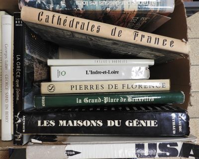 plusieurs livres empilés dans une boîte