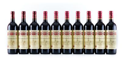 six bouteilles de vin rouge sont alignées