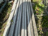 un banc en bois posé dans l'herbe, près d'une clôture