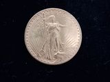 gros plan d'une pièce de monnaie en argent sur une surface noire