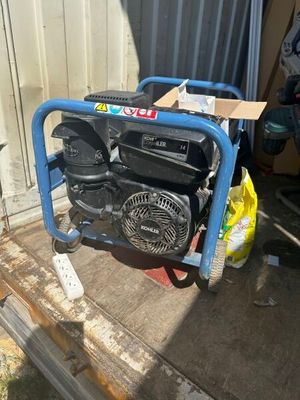 un petit générateur installé à l'arrière d'un camion