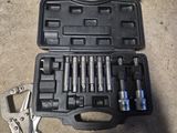 une trousse à outils posée sur le sol