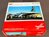 une boîte sur laquelle est représenté un avion