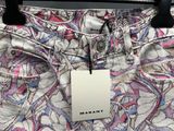 l'étiquette est cousue sur le pantalon d'une femme