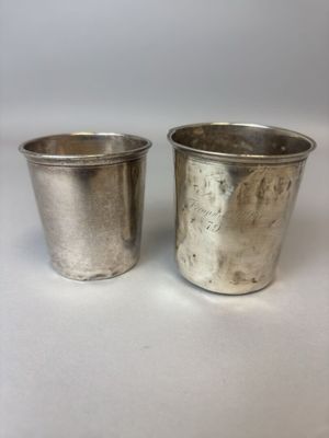 paire de tasses argentées avec anses