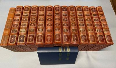 un grand nombre de livres posés sur une table