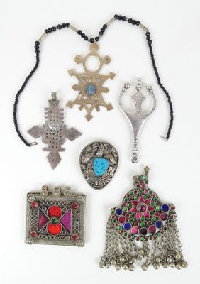 plusieurs types de bijoux sont présentés sur une surface blanche