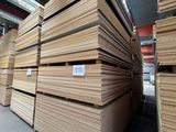 une grande pile de planches de bois dans un entrepôt